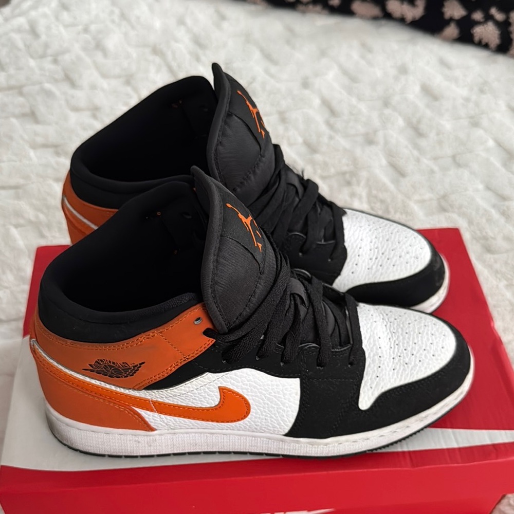 Nike Air Jordan 1 Mid Black Orange Sneaker